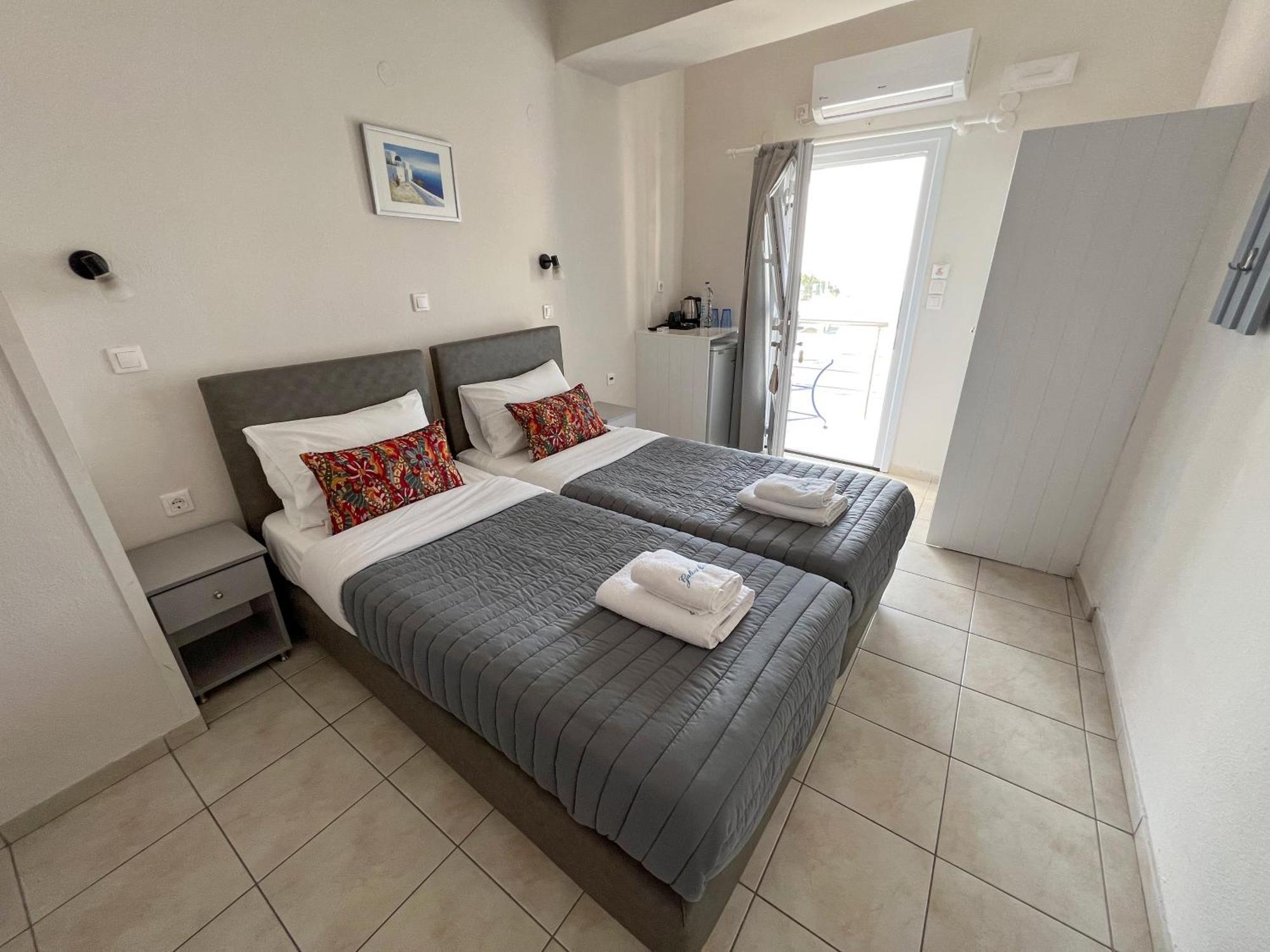 Unique Galini Oia - Adults Only Aparthotel Exterior photo