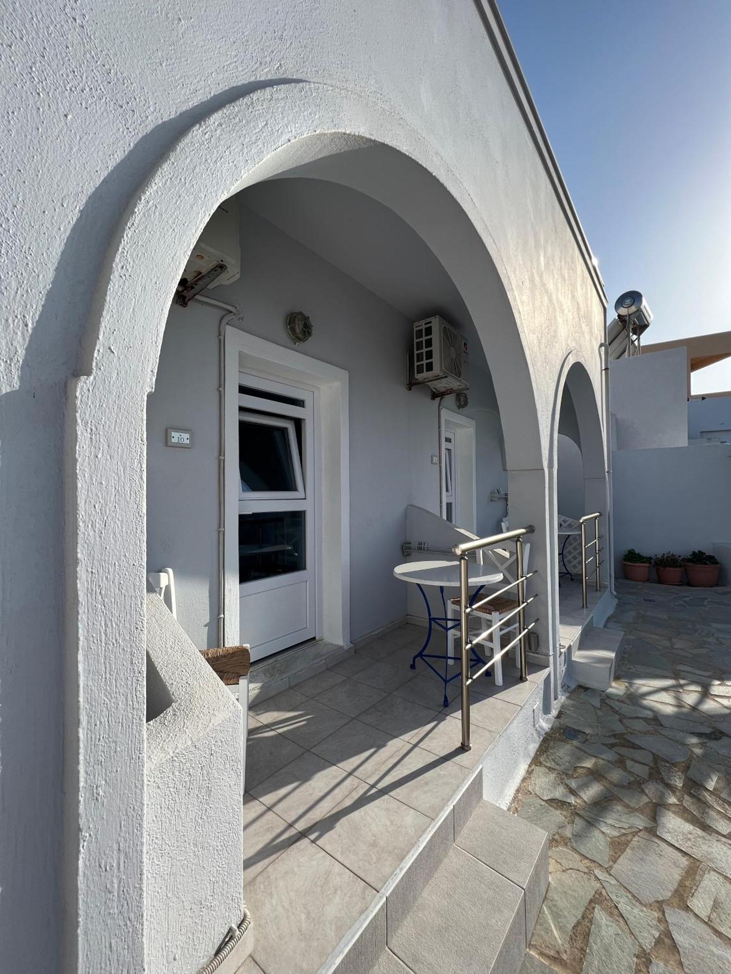 Unique Galini Oia - Adults Only Aparthotel Exterior photo