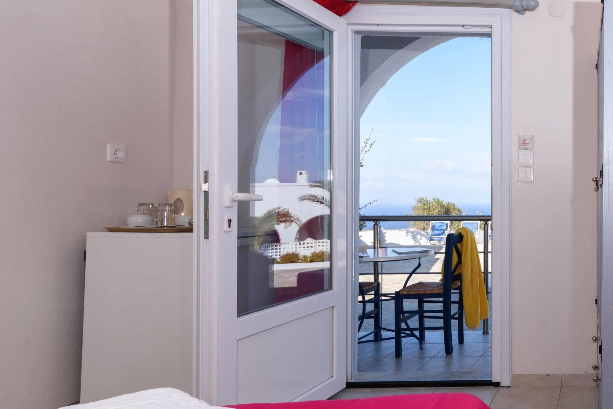 Unique Galini Oia - Adults Only Aparthotel Exterior photo